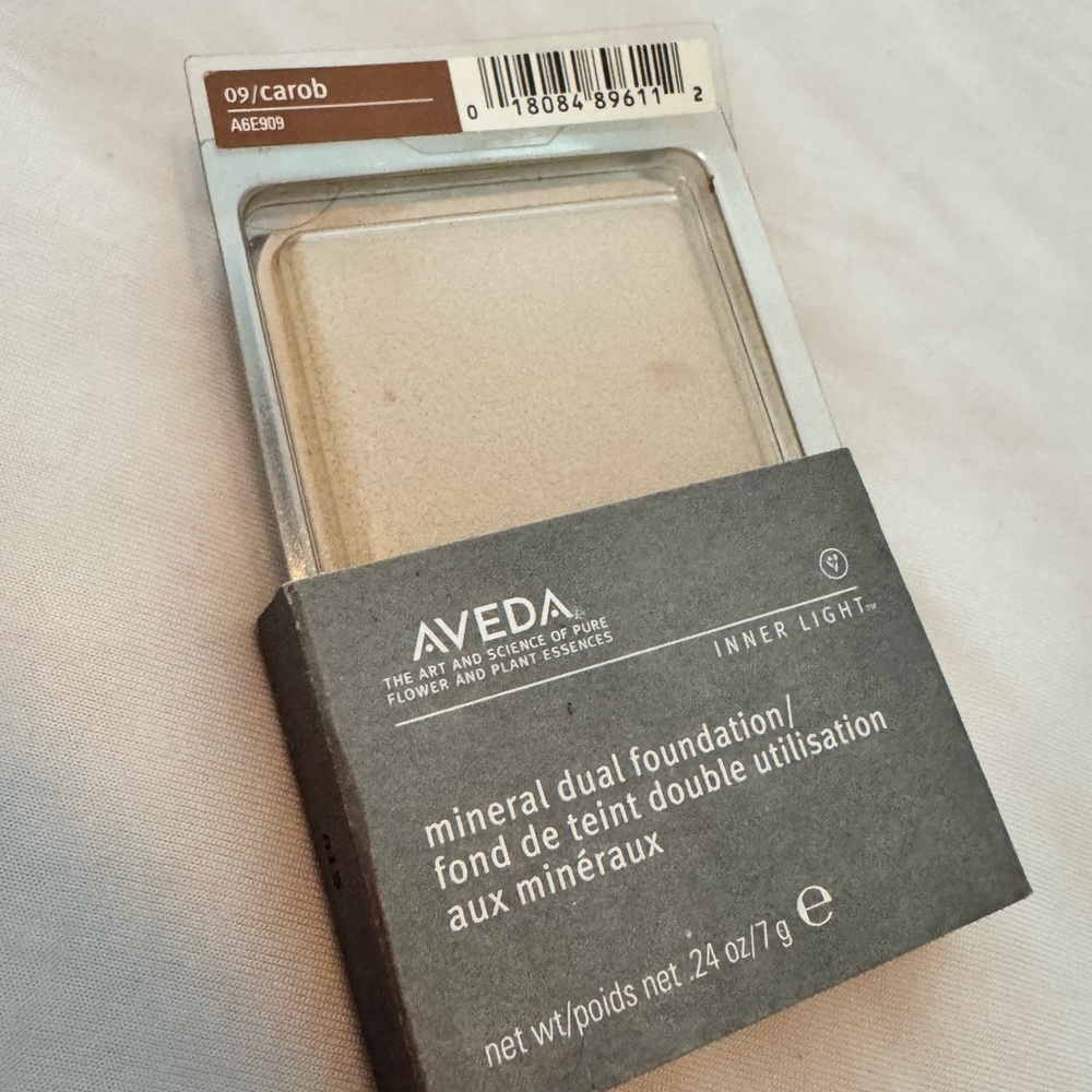 2 Aveda Mineral Foundation Carob/09 BNIB